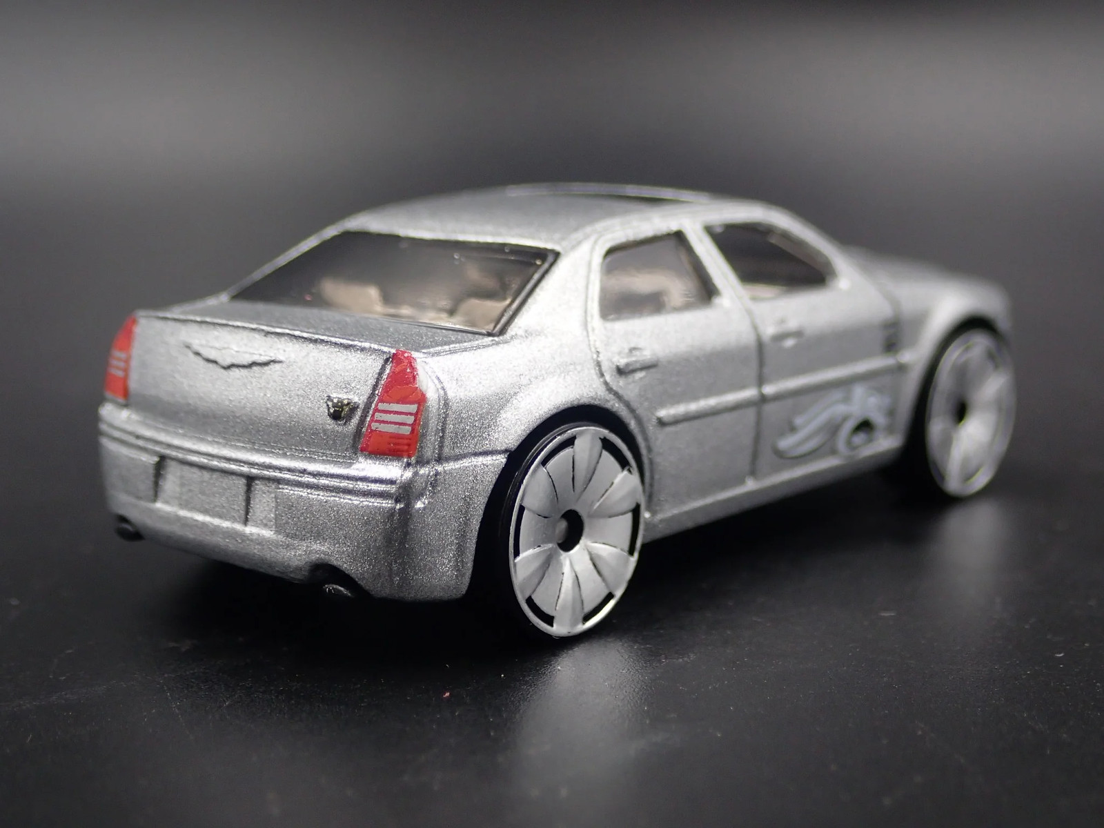 2005 – 2010 CHRYSLER 300C HEMI 1:64 SCALE COLLECTIBLE DIORAMA DIECAST MODEL CAR