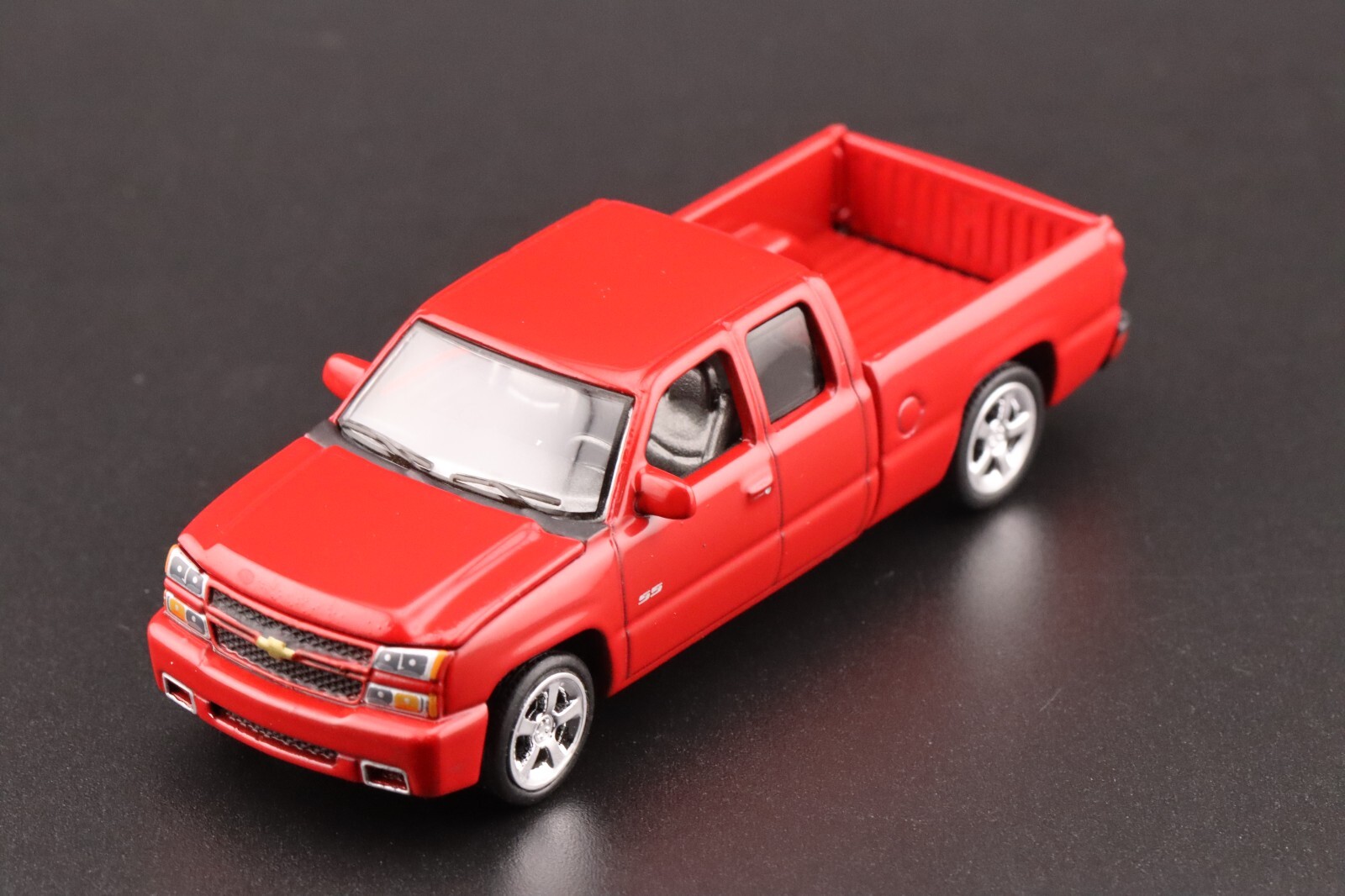 Auto World 2006 Chevy Silverado SS Extended Cab Fleetside bed Red AWSP163 B 1/64