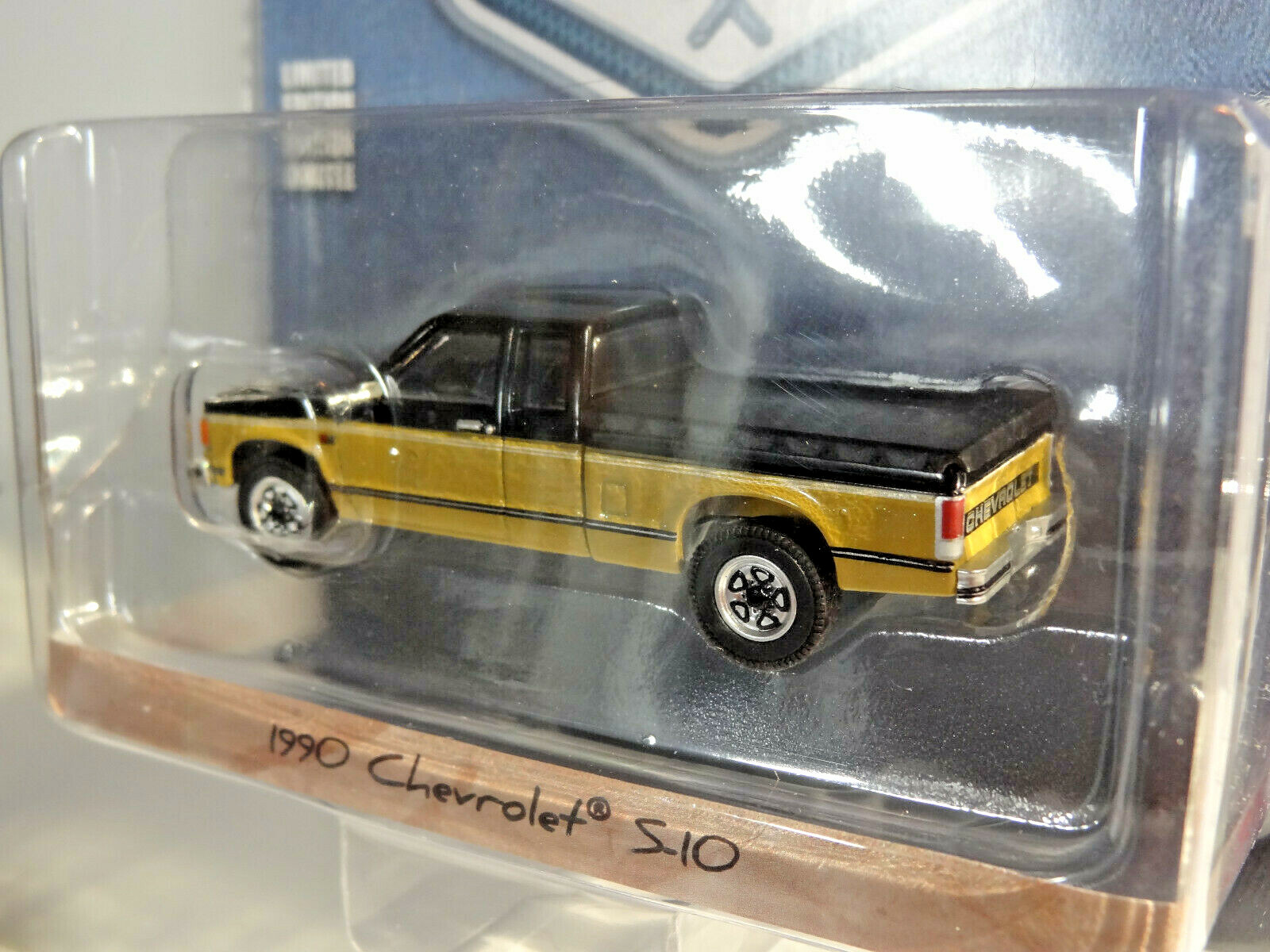 GREENLIGHT – BLUE COLLAR – 1990 CHEVY S10 TAHOE WITH TONNEAU COVER