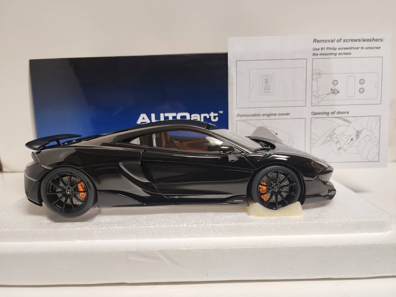 AUTOart – 1/18 die cast: McLaren 600LT, ONYX BLACK and orange inside.