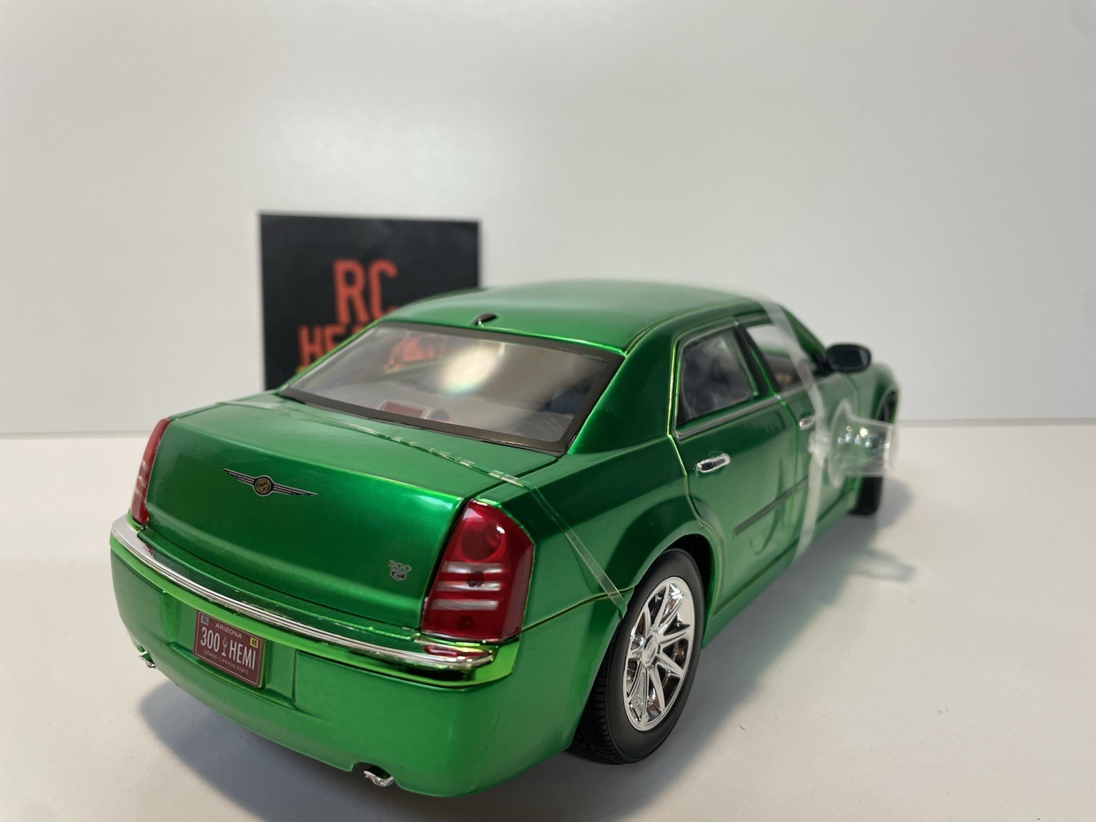 Maisto 2005 Chrysler Hemi 300c 1:18 Scale Diecast Model Car.
