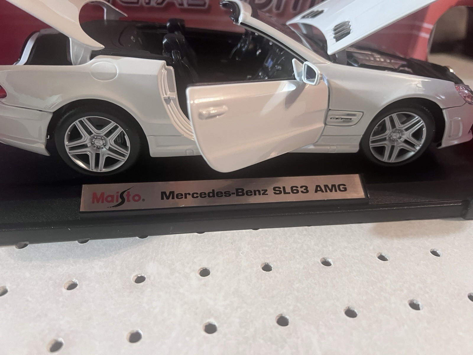 Maisto Special Edition 1:18 Mercedes-Benz SL63 AMG White Opening Doors