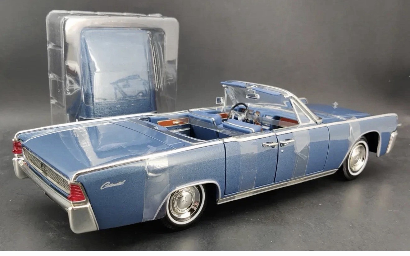 1 Left! 1/18 1961 Blue Lincoln Continental Road Signature Future, Rare Car!