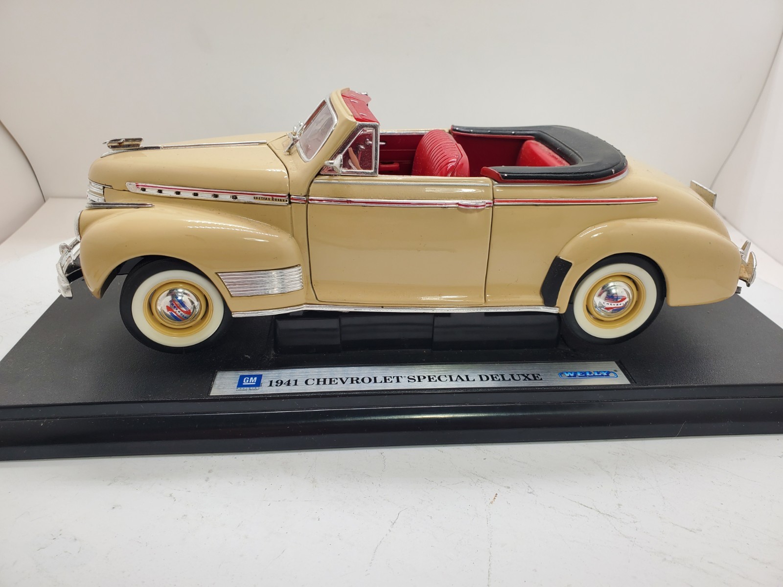 WELLY Collectable 1941 Chevrolet Special Deluxe 1:18 Diecast Beige/Red No Box