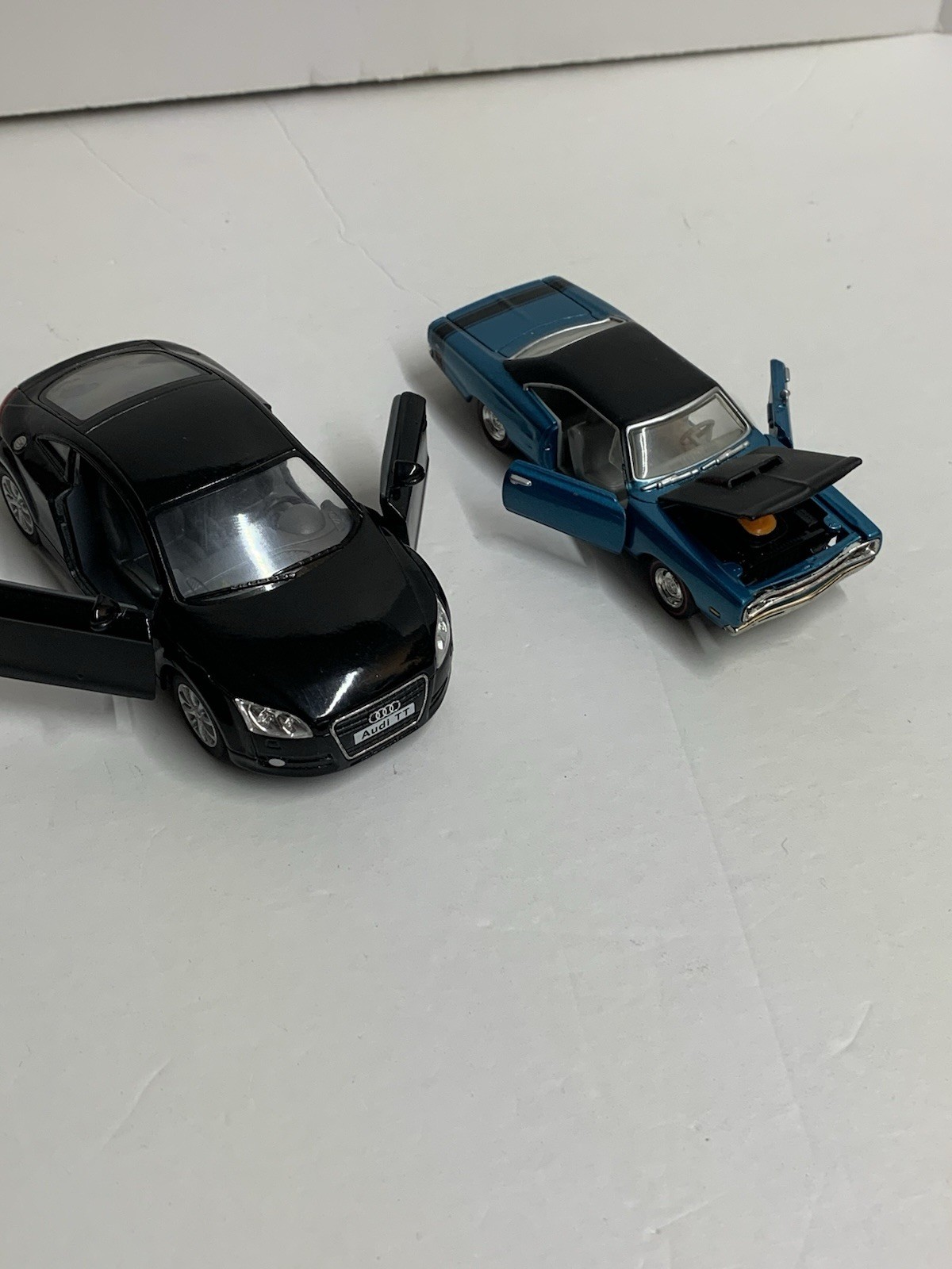 Lot Of 2 Toy Cars Die-cast And Plastic Hot wheels And Other Brands Preowned.
