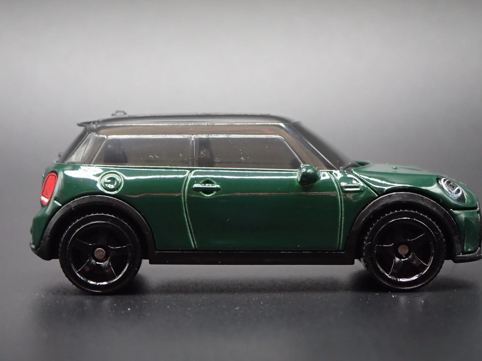 2020 – 2024 MINI COOPER SE EV GREEN 1:64 SCALE DIORAMA DIECAST MODEL CAR