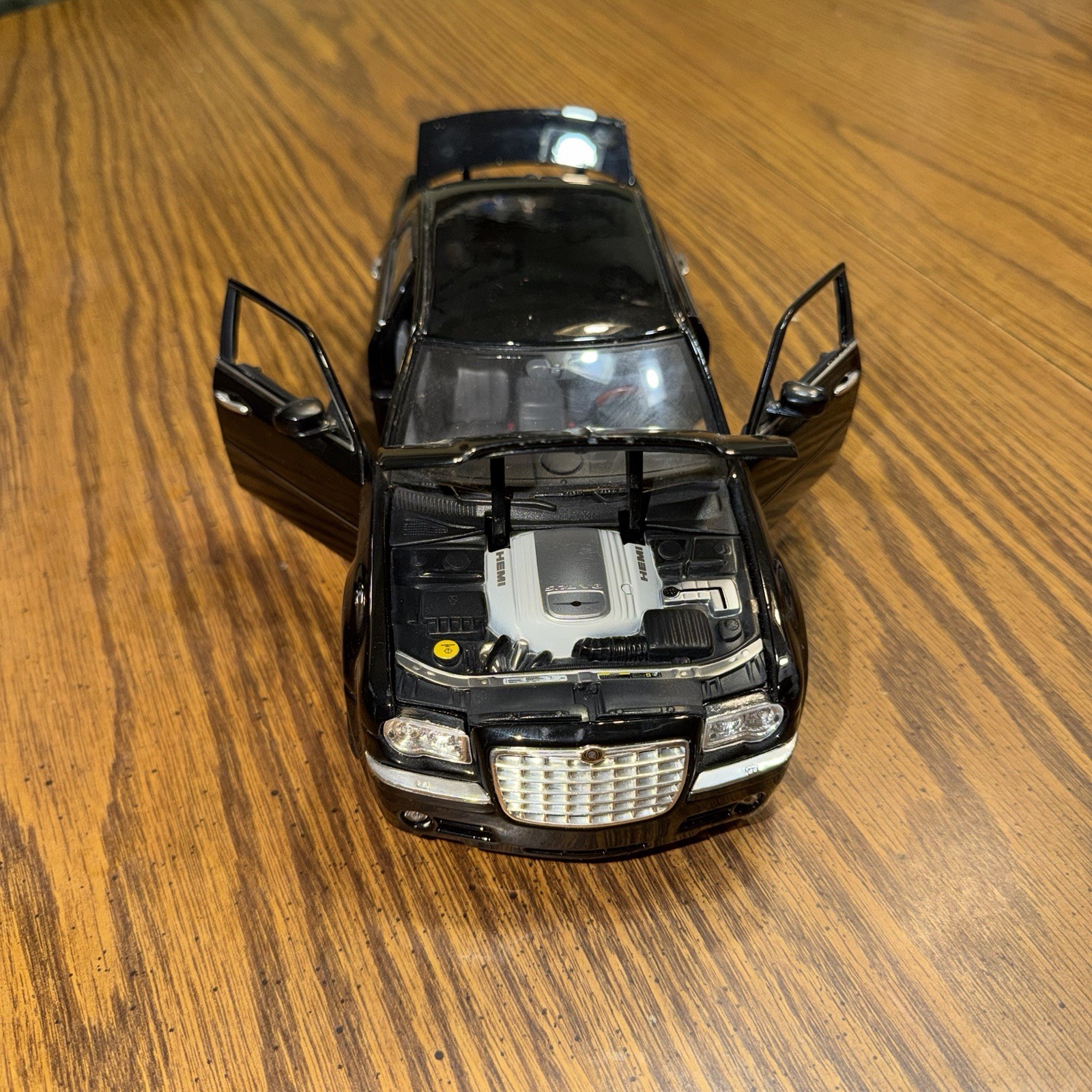 Maisto 2005 Chrysler 300C Hemi Black 1:18 Diecast Collectable Car