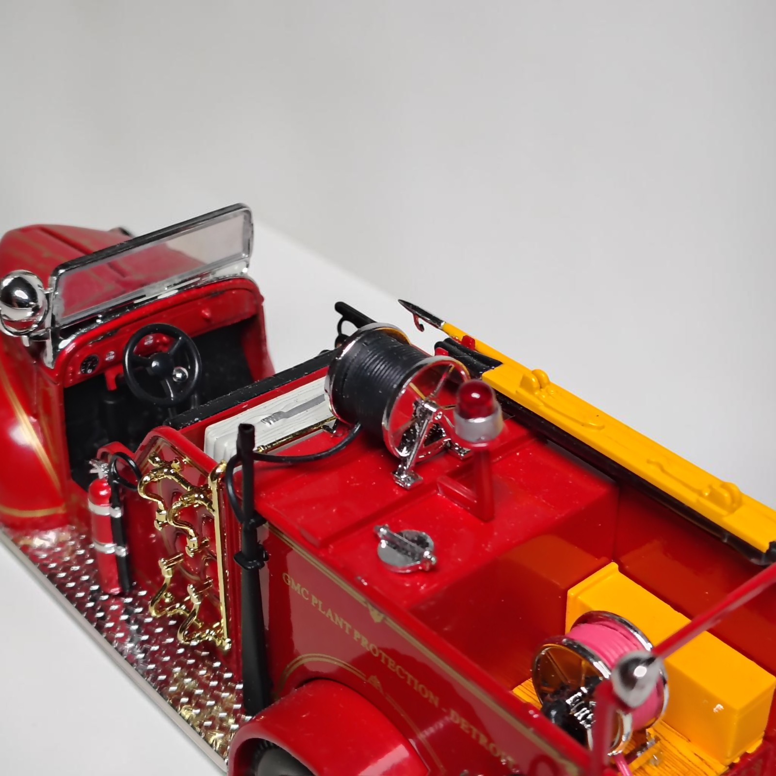 1941 GMC Fire Truck 1:24 Road Signature Diecast – Mint Condition Loose