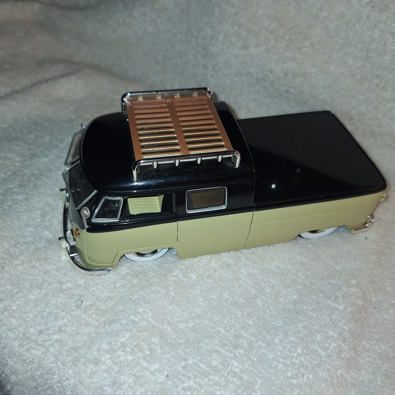 JADA V DUBS 1963 VW BUS PICKUP W RACK 1:24 Black & Tan Volkswagen JADA TOYS