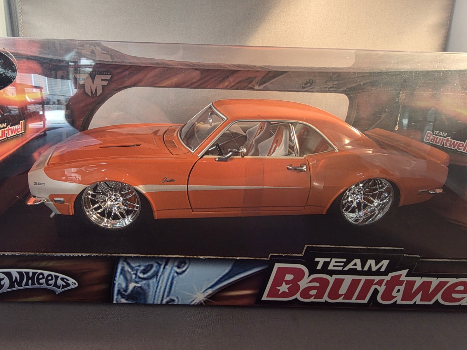 1:18 HOT WHEELS TEAM BAURTWELL WHIPS 68 CAMARO ORANGE & WHITE Chevrolet 2004 67