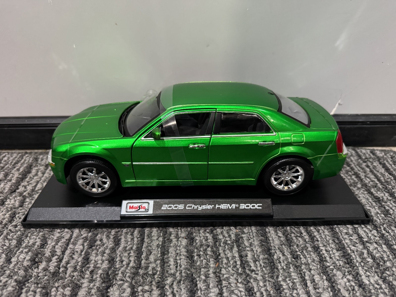 Maisto 1:18 Diecast Special Edition 2005 Chrysler HEMI 300C GREEN NEW IN BOX