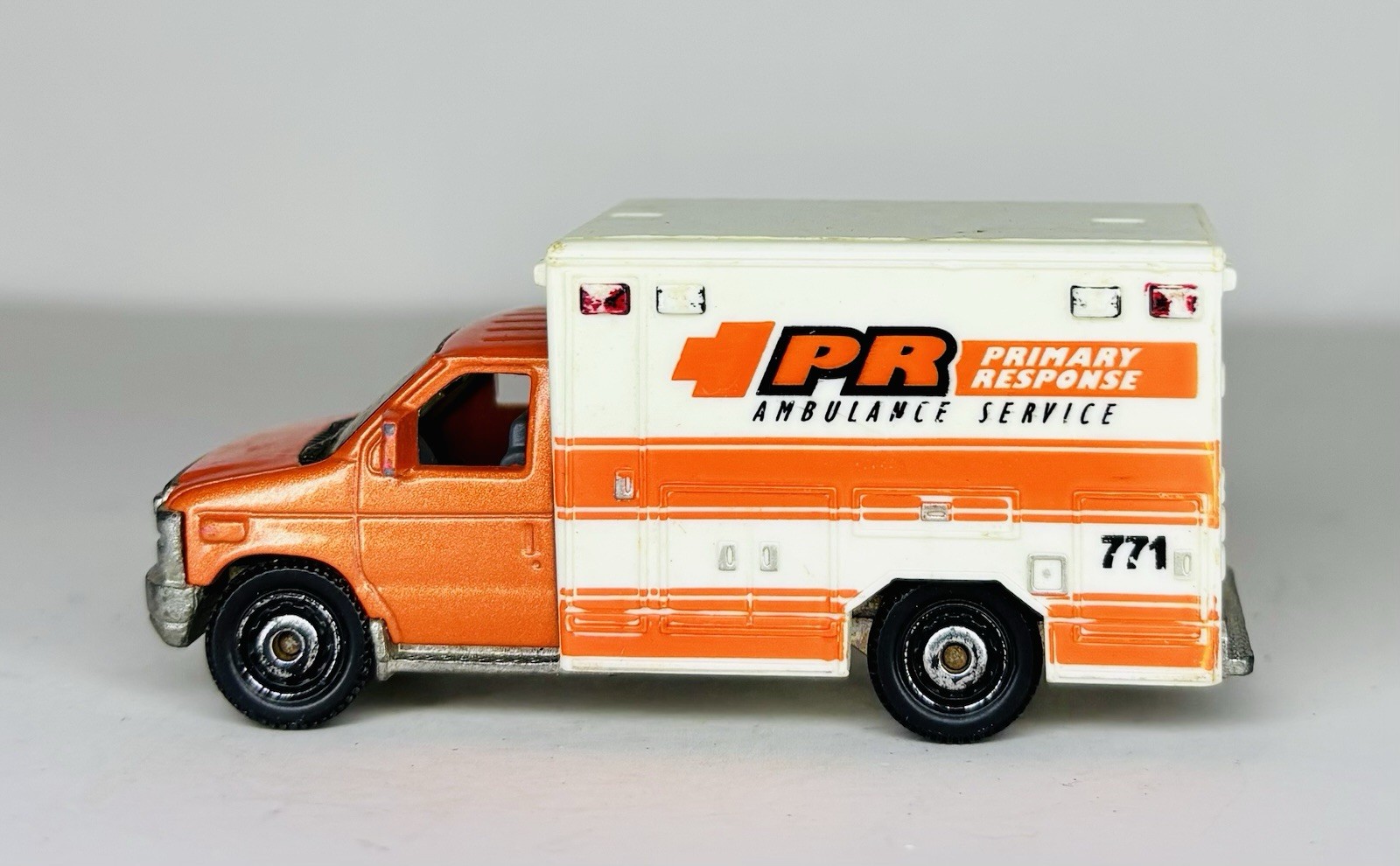 2009 Mattel Ford E-350 Ambulance Made In Thailand