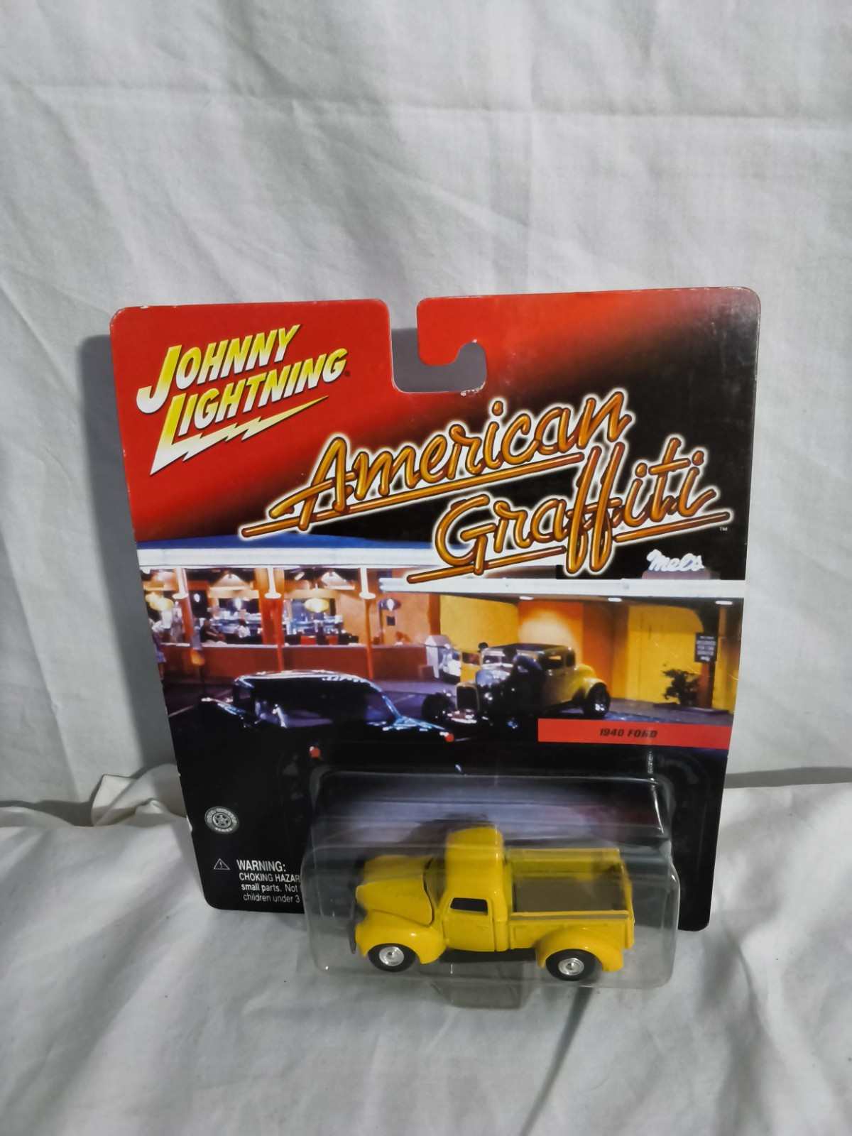 Johnny Lightning American Graffiti Yellow 1940 Ford 1:64, New