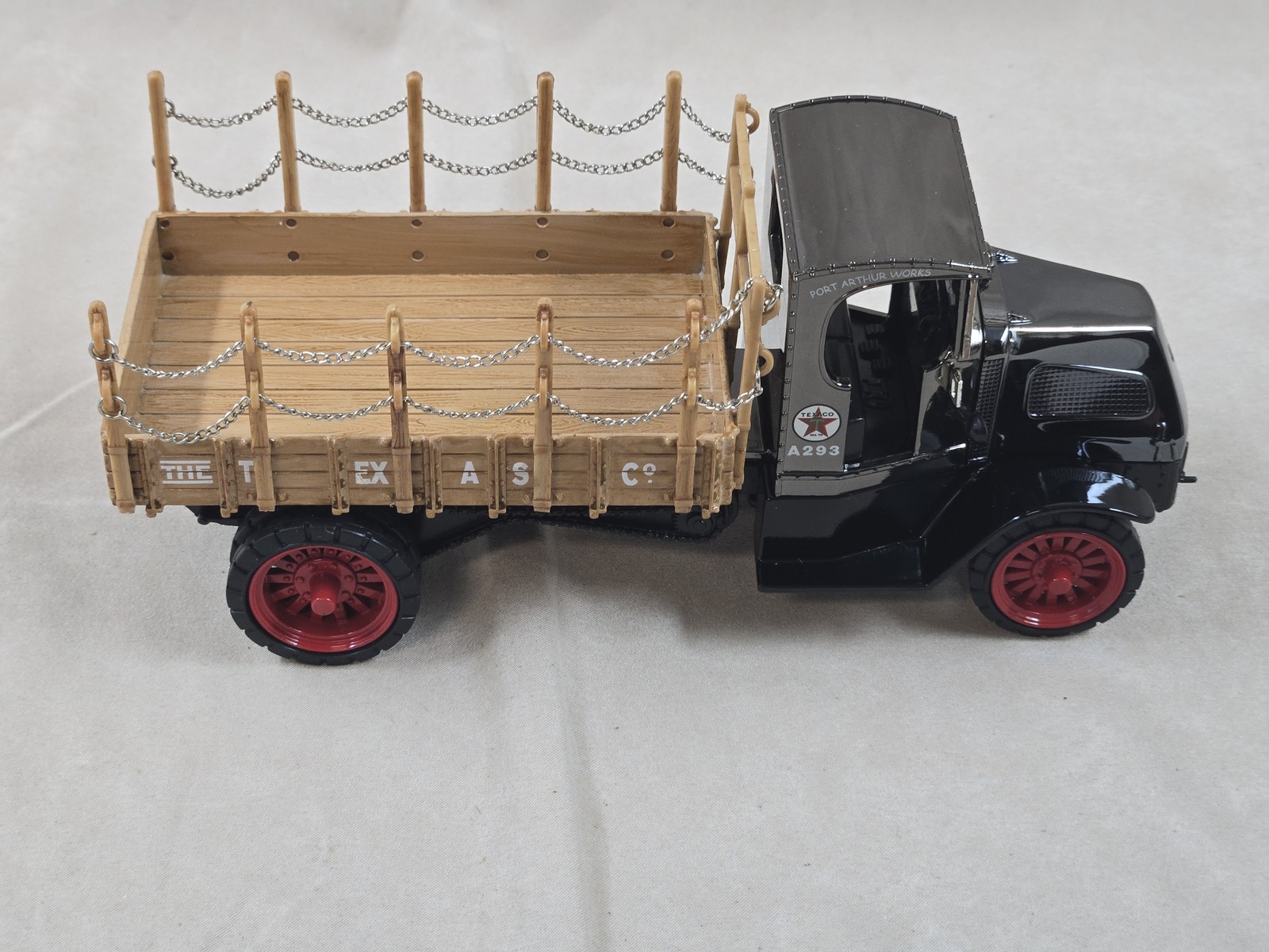 Ertl Collectibles 1918 Mack AC Bulldog Flatbed Truck Texaco 1:32 Diecast NIB