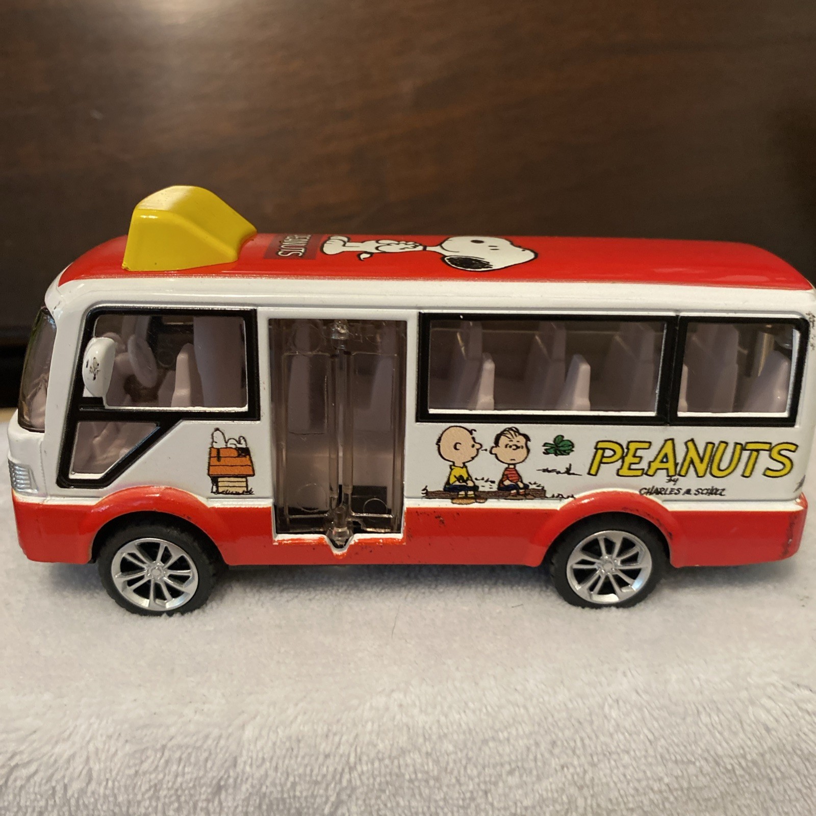 Peanuts Diecast Gang School Bus Red / White Pull Back action 51/2″