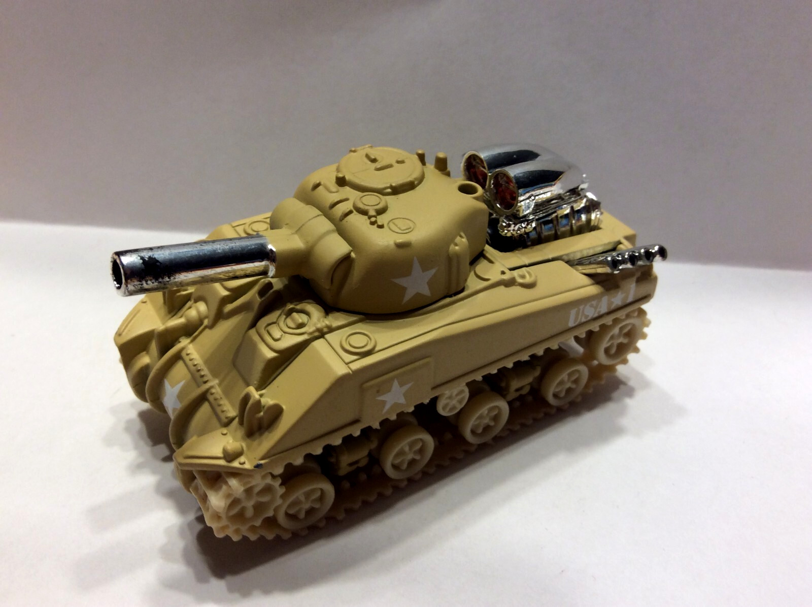 Muscle Machines Military Vehicles Sherman Tank 1:64 Scale —