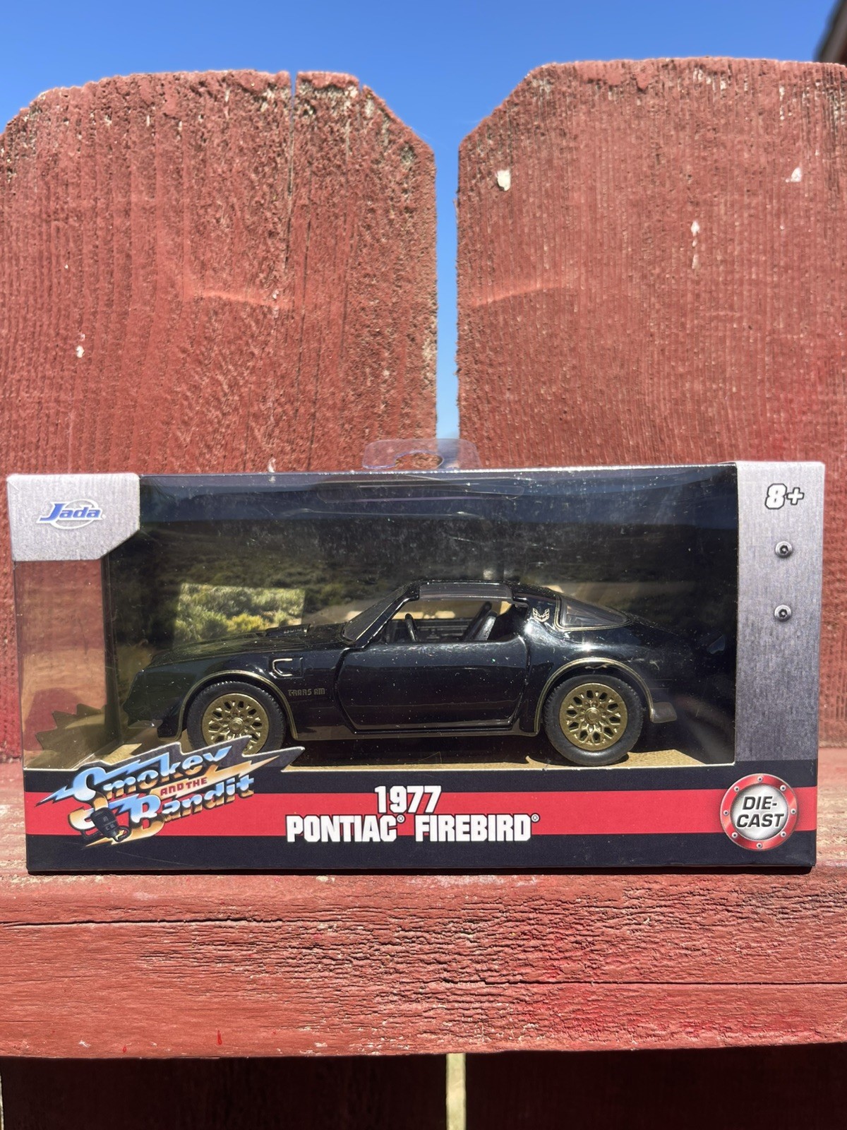 Jada 1977 Pontiac Firebird Trans Am Die-Cast Model Smokey and the Bandit