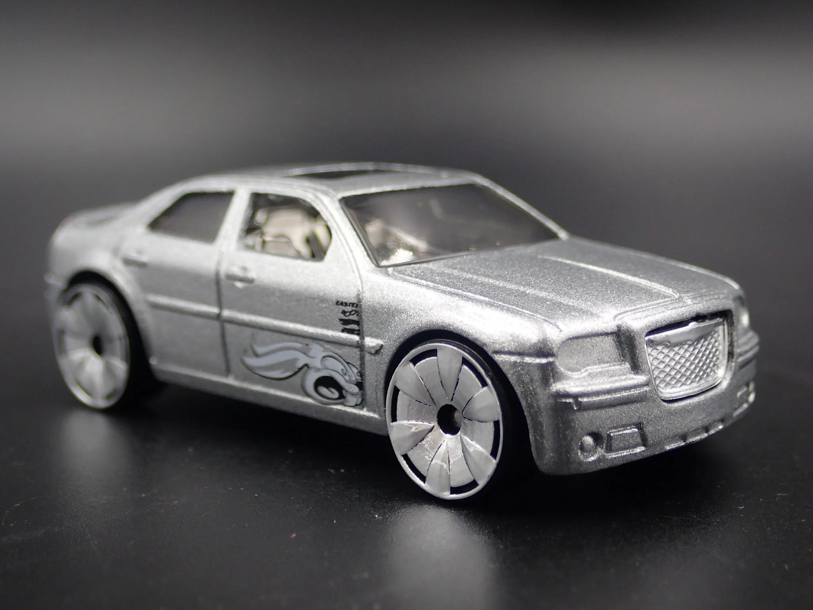 2005 – 2010 CHRYSLER 300C HEMI 1:64 SCALE COLLECTIBLE DIORAMA DIECAST MODEL CAR