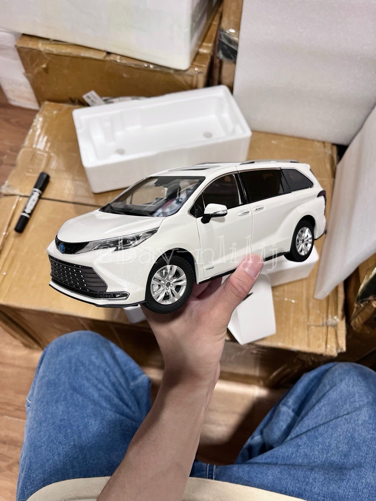 1:18 Scale 2021~2026 Toyota Sienna Limited Ice White Minivan Diecast Model Car