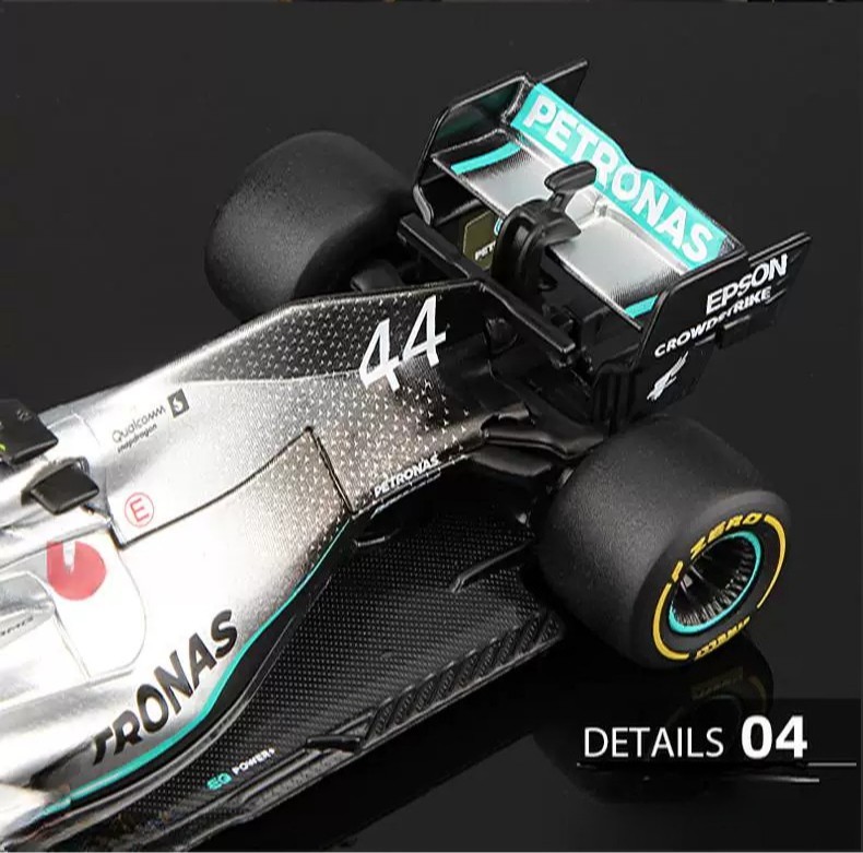 BBurago 1:43 MERCEDES AMG F1 W10 EQ POWER+ #44 Lewis Hamilton Helmet Edition