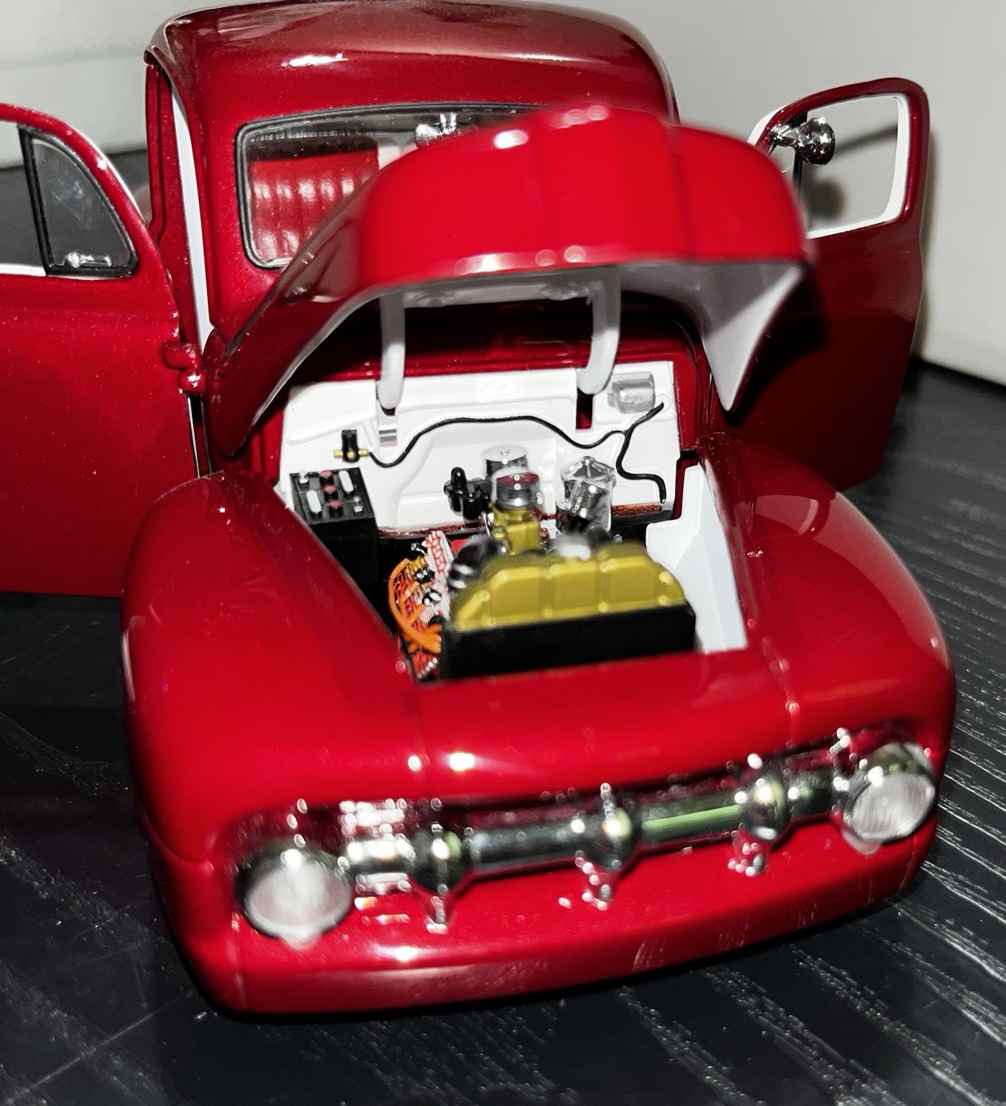 1951 FORD F-150 CUSTOM PICKUP DANBURY MINT CANDY APPLE RED 1:24 DIECAST MODEL