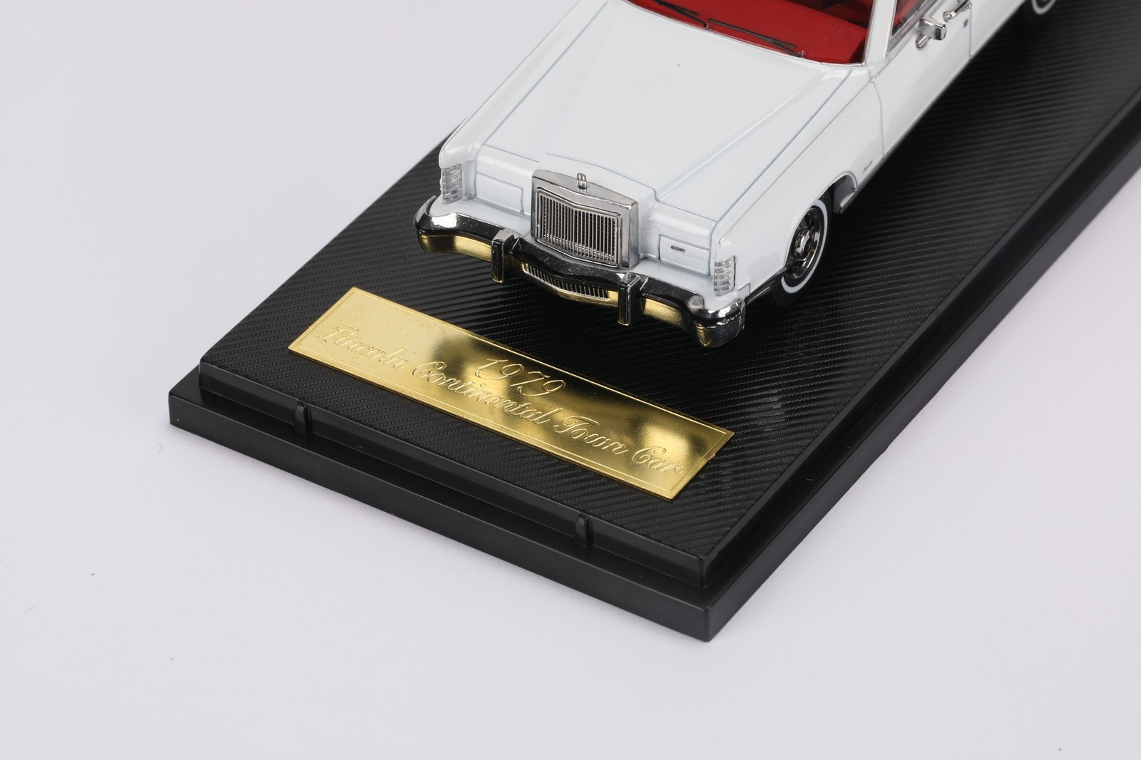1979 Lincoln Continental Town Car White in 1:64 scale by Sun Star