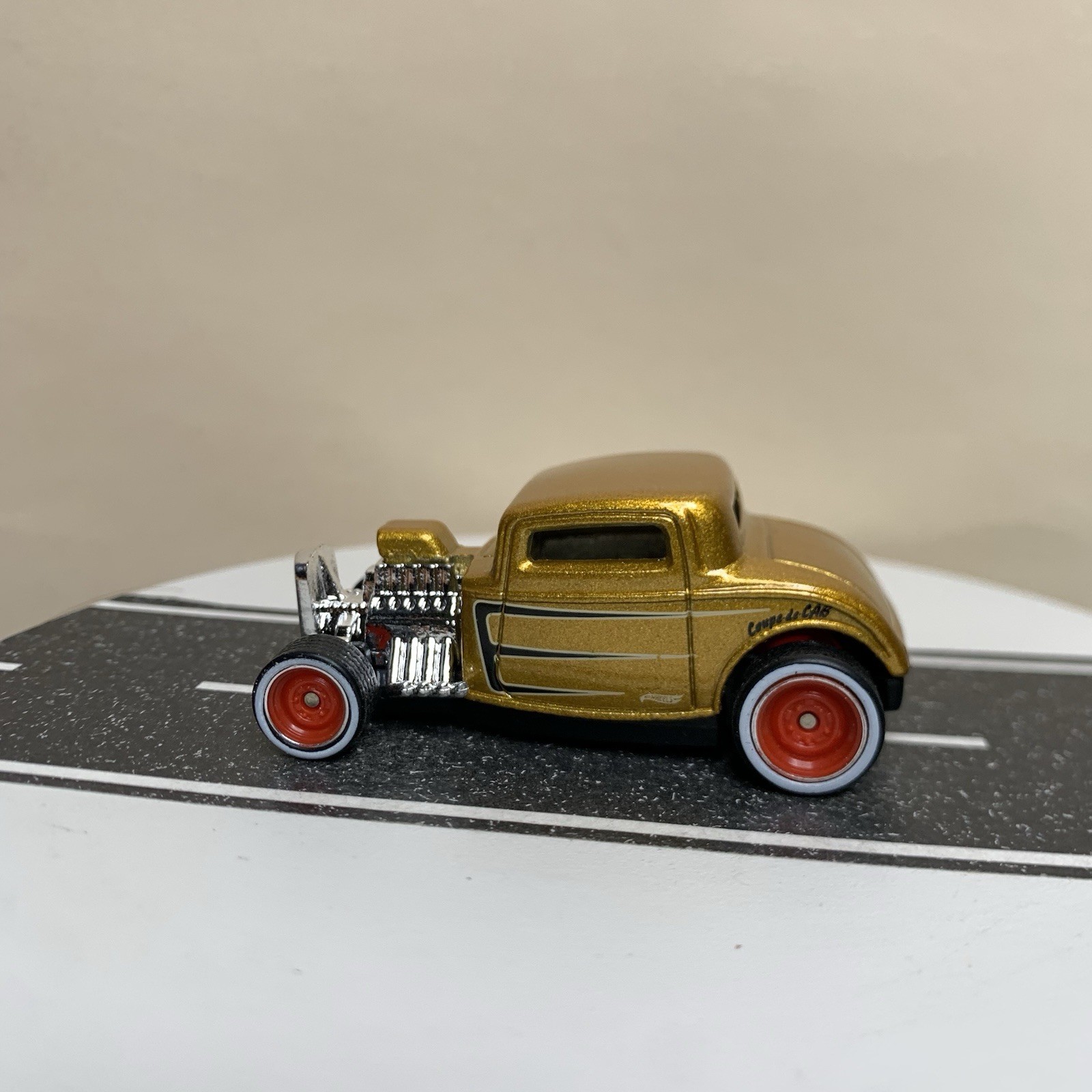 CUSTOM Hot Wheels 1932 Ford Coupe Gold Metallic w/Red Steelie White Wall RR 1:64