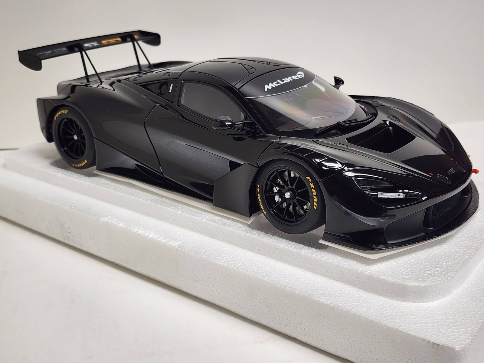 AUTOart – 1/18 die cast: McLaren 720S GT3, gloss black