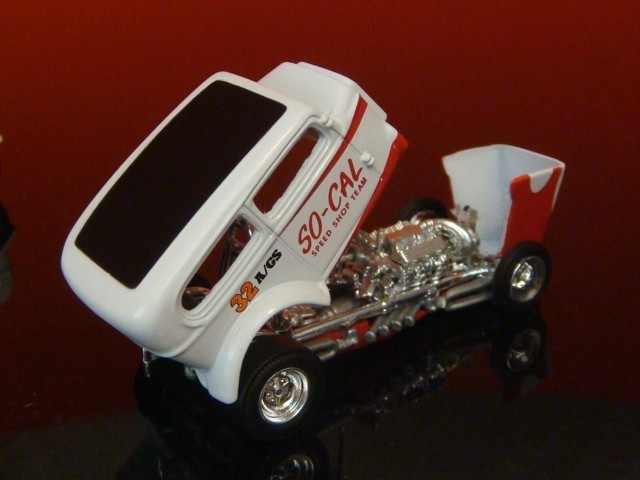 So Cal Speed Shop 1932 Ford Vicky Flathead V8 Open-Body Dragster 1/64 Scale LE T