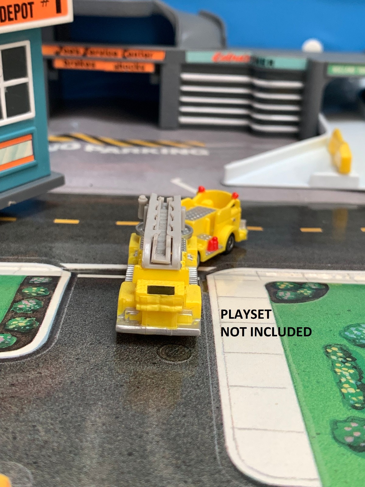 MICRO MACHINES SIZE N SCALE ARIAL FIRE LADDER TRUCK 1997 HOT WHEELS PLANET