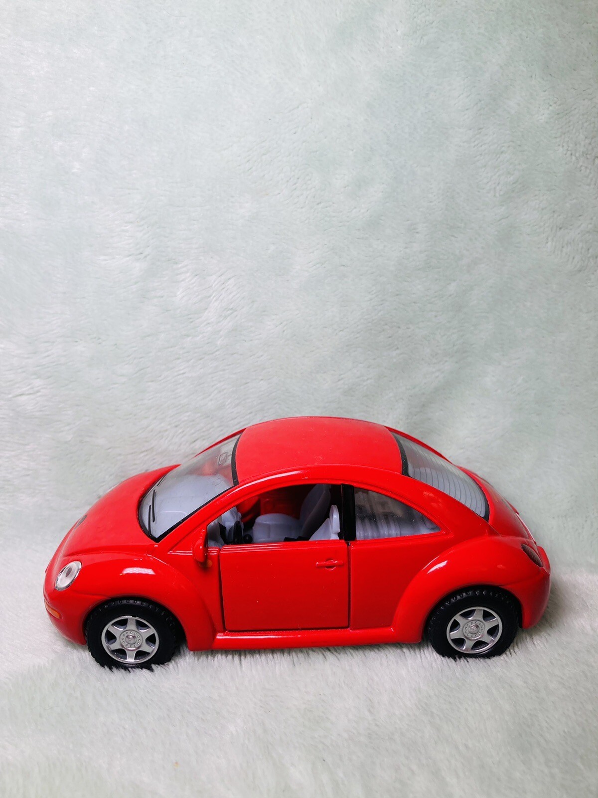 Kintoy – 1:32 Scale Red Volkswagen New Beetle Bug Pullback Racer