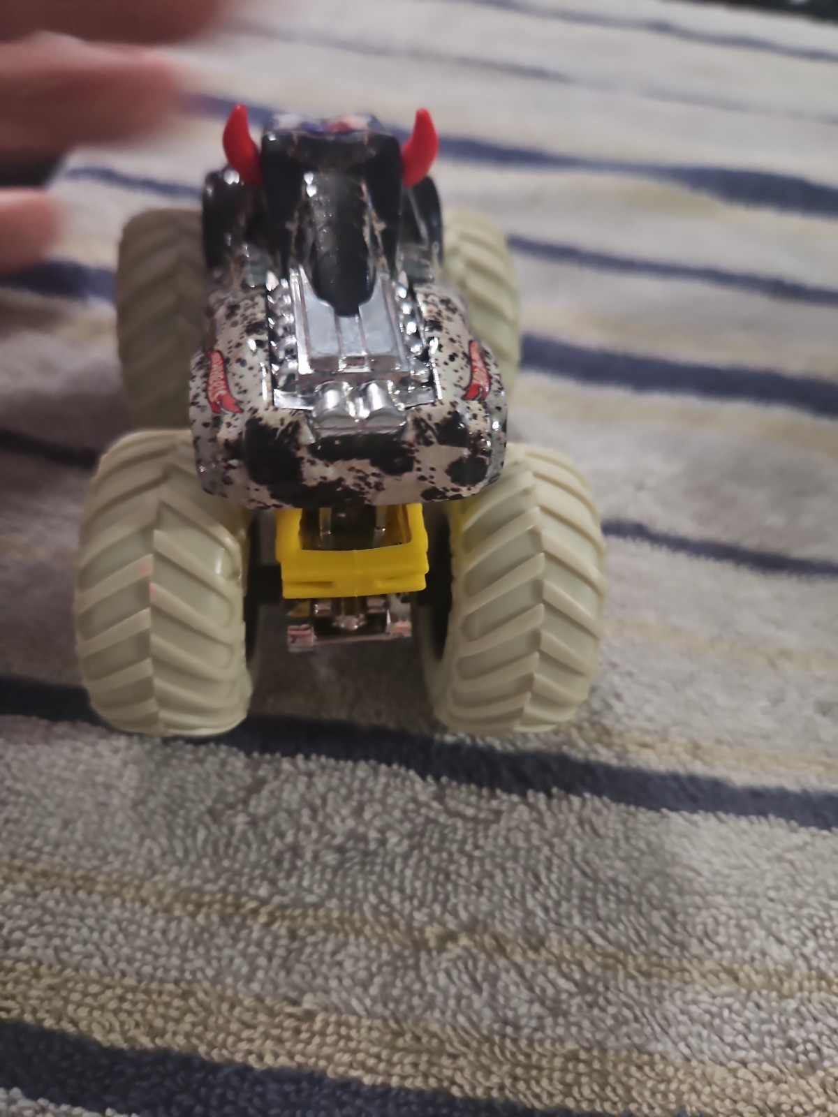 ~~•RARE~~~~MONSTER JAM “STEER CLEAR”™ 1/24 DIE-CAST BY HOT WHEELS™