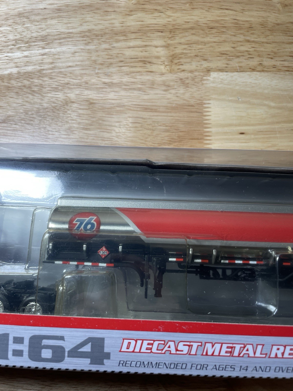 First Gear 1:64 Scale – 76 Semi Truck With 76 Fuel Tank Trailer – ( 60-0279 )