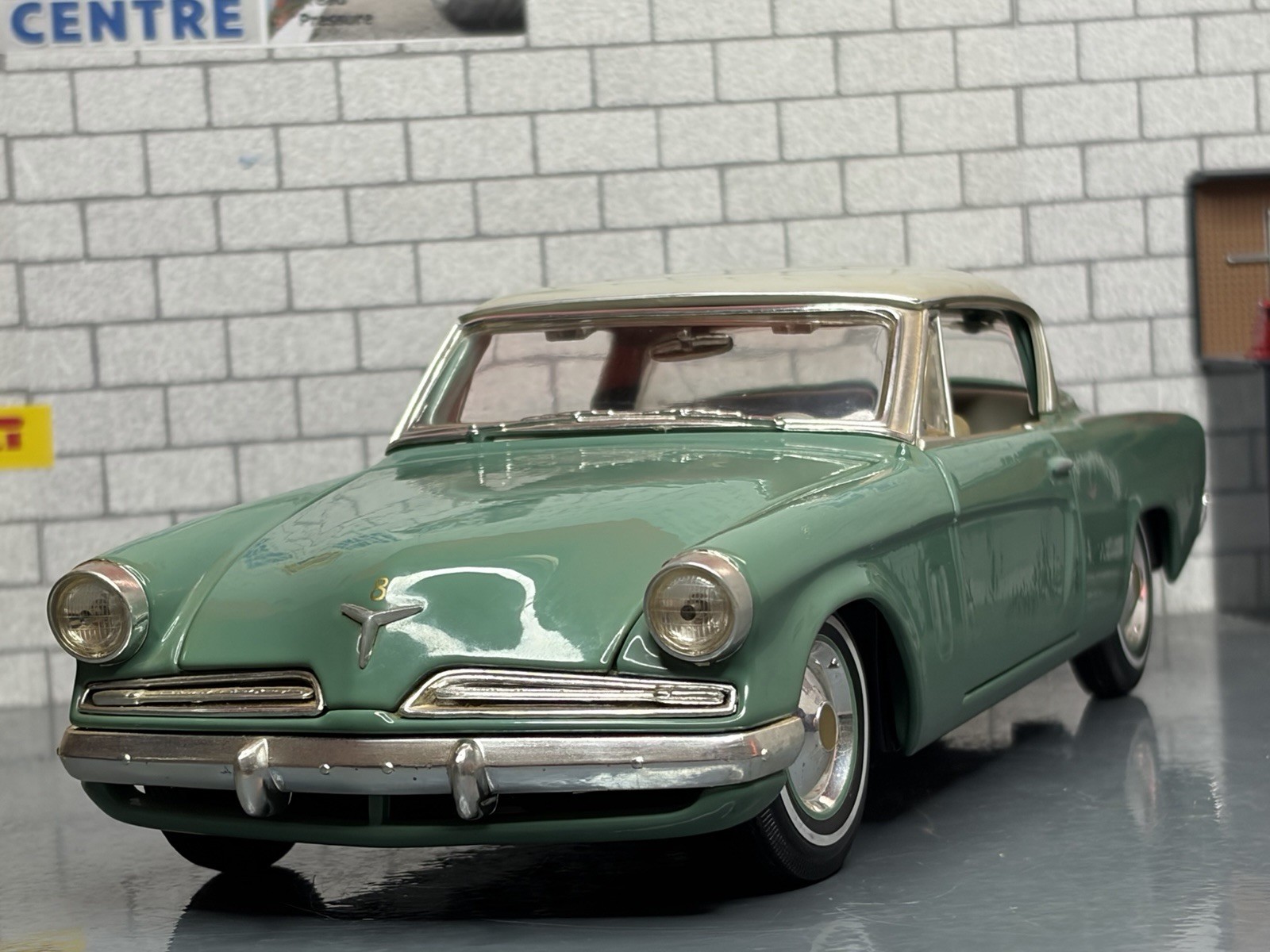 1:18 *RARE* MAISTO 1953 STUDEBAKER STARLINER (Green) LHD MODEL CAR!