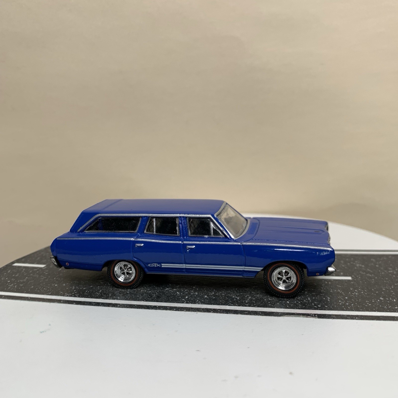 Greenlight Estate Wagons 1968 Plymouth Satellite GTX Tribute Wagon Blue 1:64 NM