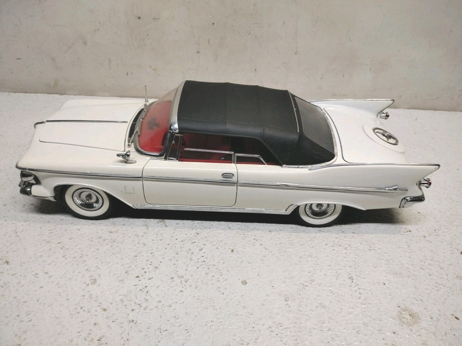 Yat Ming Road Signature 1961 Imperial Crown Convertible White 1:18 Removable Top