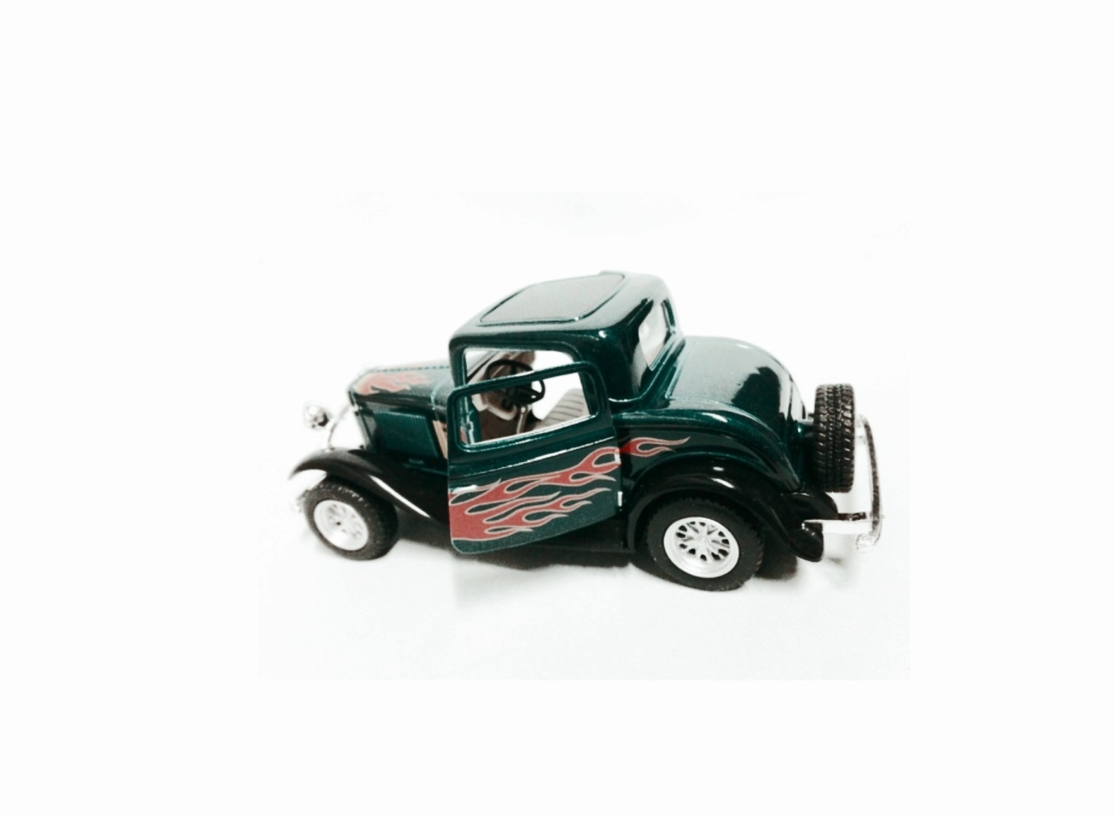 (5332DF) 1932 Ford 3 Window 1:32 Escale Green Color /W Flames
