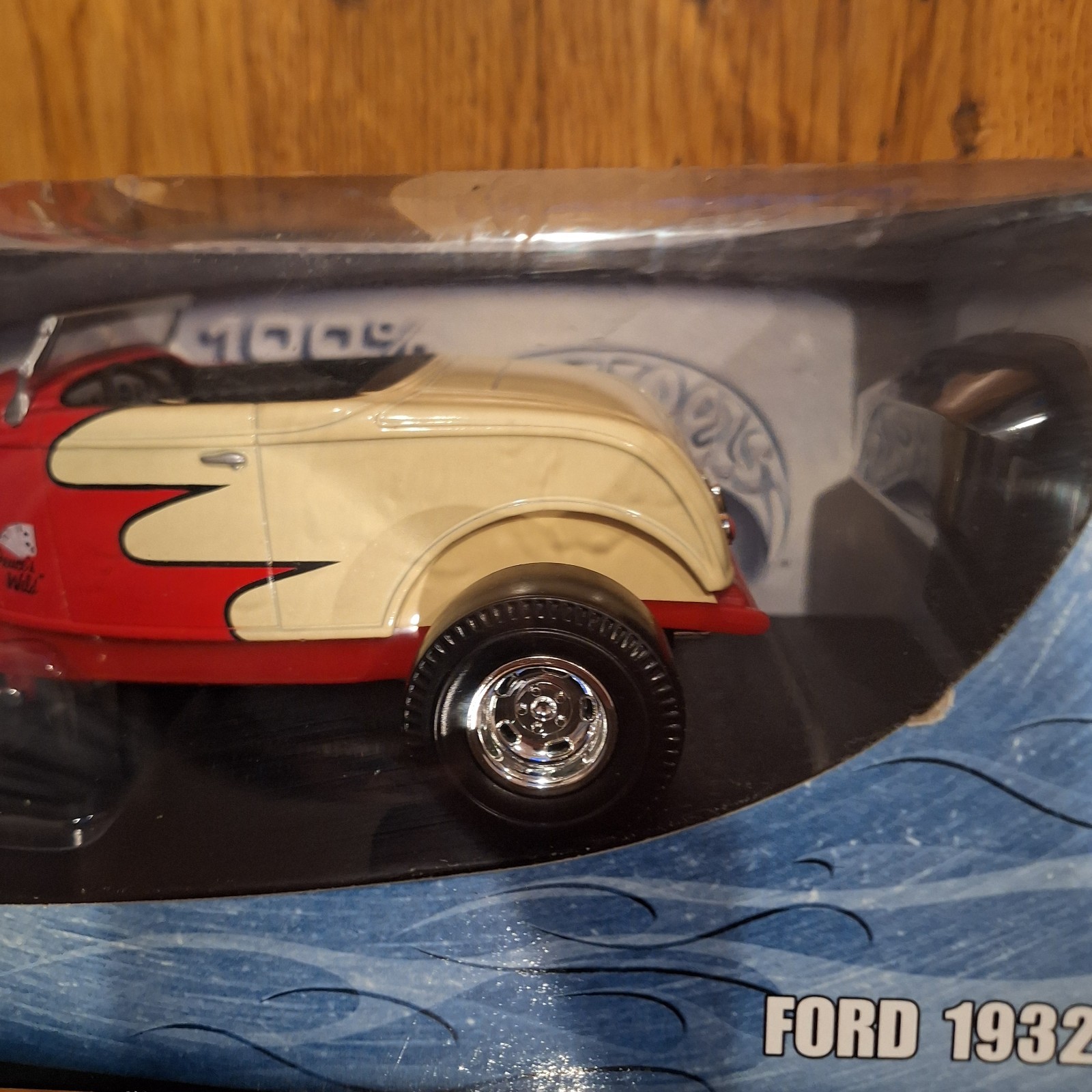 Hot Wheels 2000 1932 Ford Red & Cream with Removable Top 1:18 Scale Diecast Car