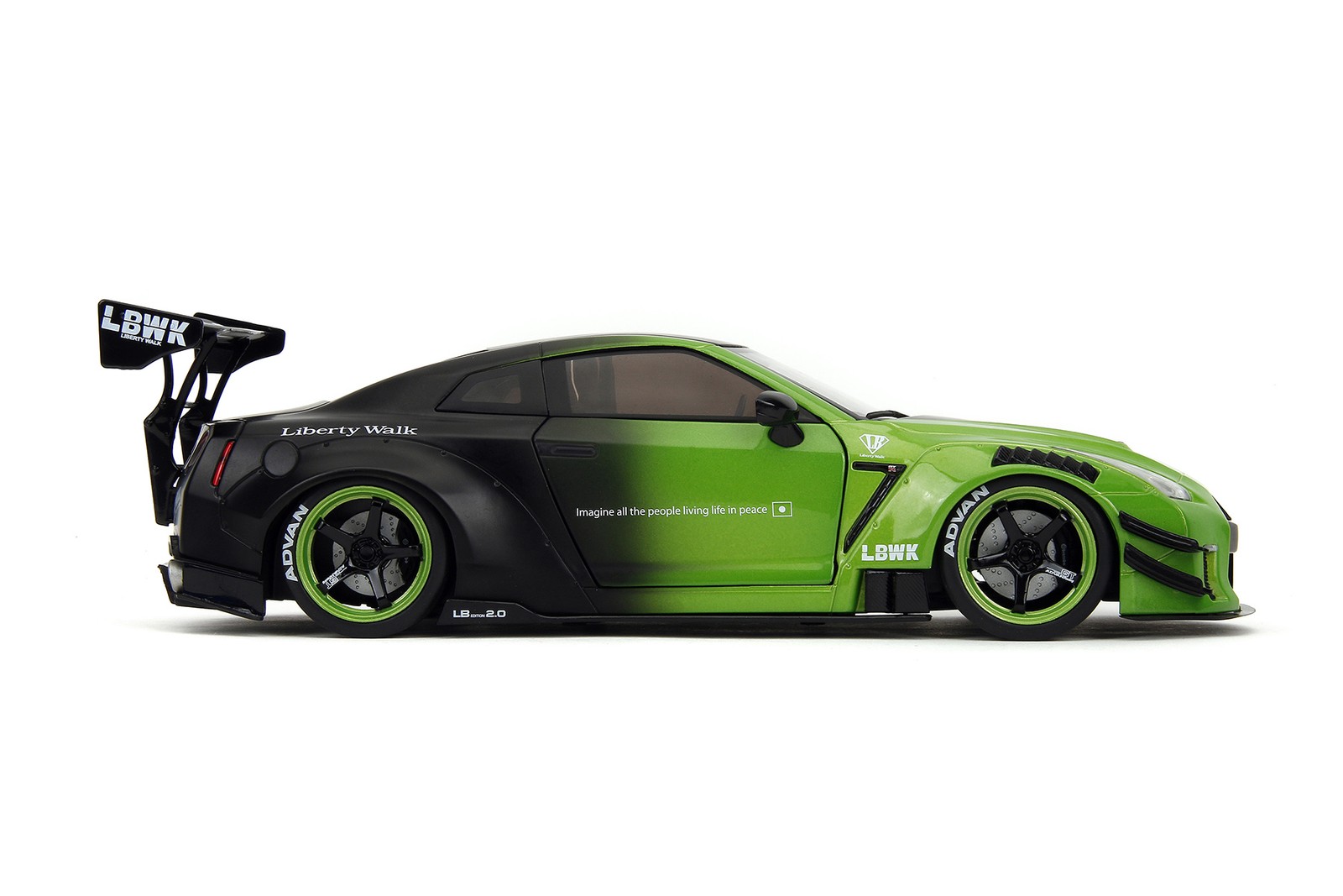 NISSAN GT-R (R35) W/LIBERTY WALK BODY KIT 2.0 /DISPLAY BASE 1/18 JADA TOYS 35724