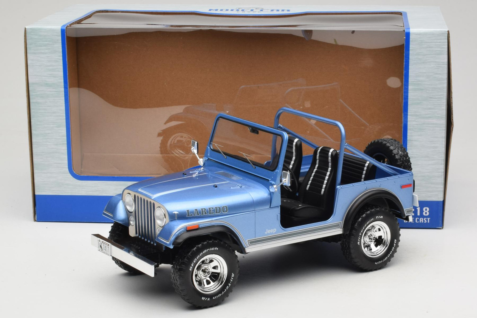 Jeep CJ-7 Laredo Blue 1:18 MCG | MCG18553