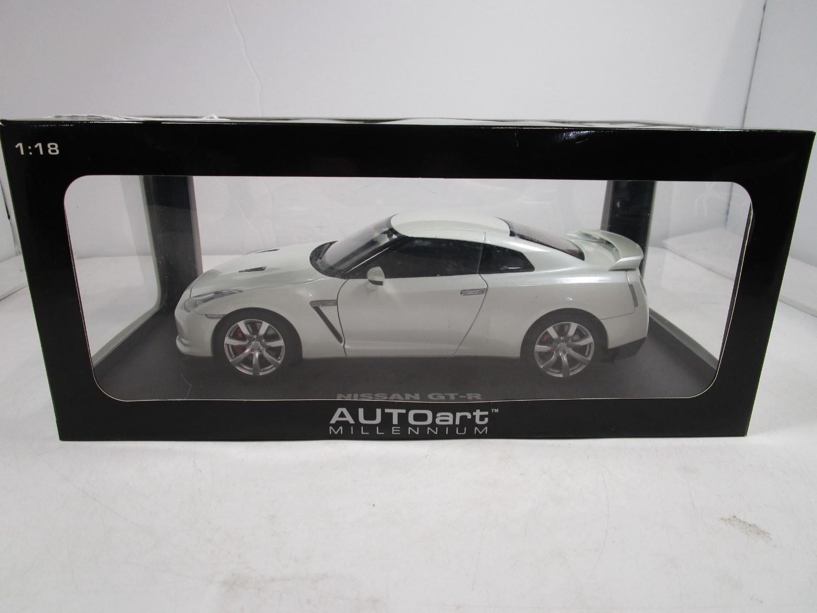 AUTOART 1/18 MILLENNIUM WHITE PEARL NISSAN GT-R *ISSUE* NOT PERFECT READ