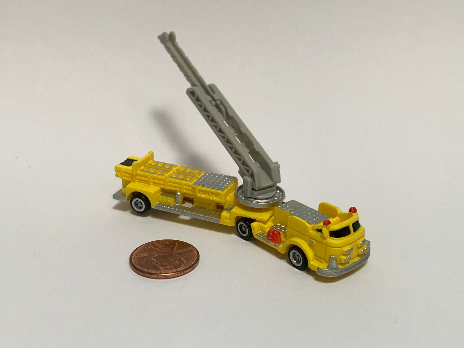 MICRO MACHINES SIZE N SCALE ARIAL FIRE LADDER TRUCK 1997 HOT WHEELS PLANET