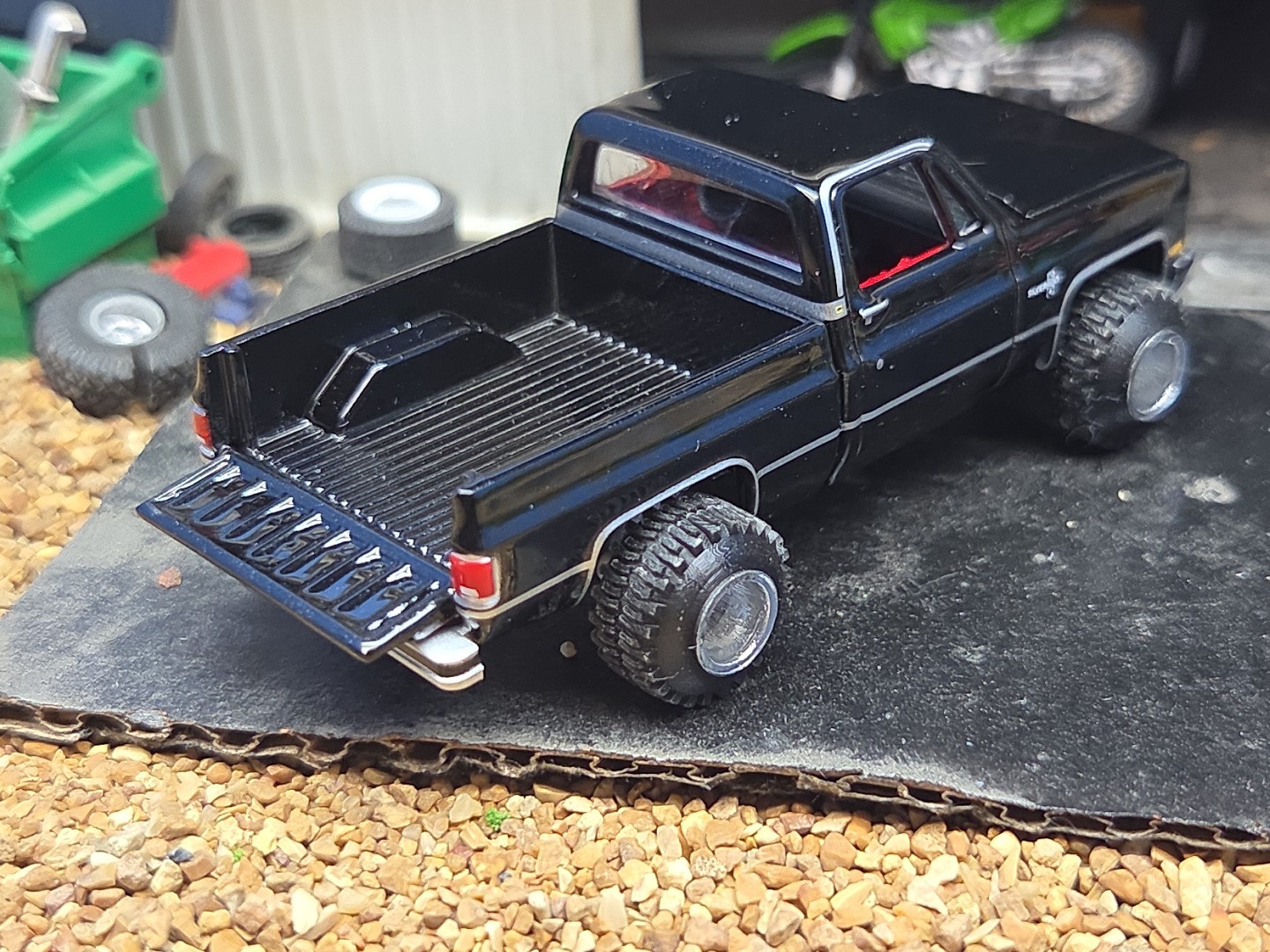 CUSTOM BUILT LIFTED 1:64 CHEVEROLET 1980s Silverado SQUARE BODY CHEVY 4×4 mud 83