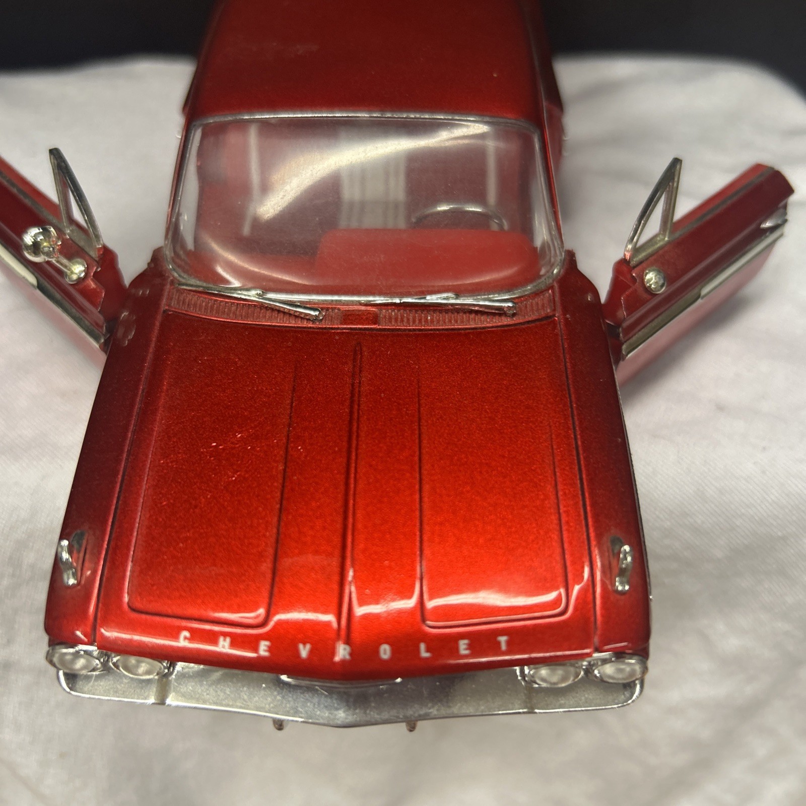Jada Toys 1:24 Red & White 1961 Chevy Impala Lowrider ULTRA RARE doorswork as is