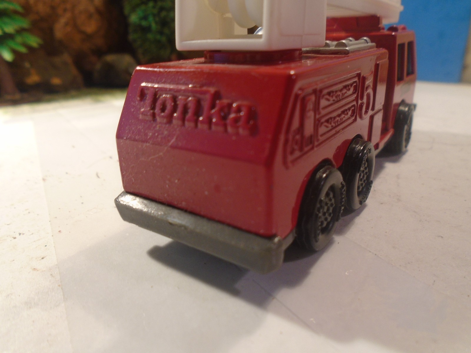 TONKA 1/64 SCALE RED DIECAST FIRE AIRAL LADDER TRUCK 1-185-1