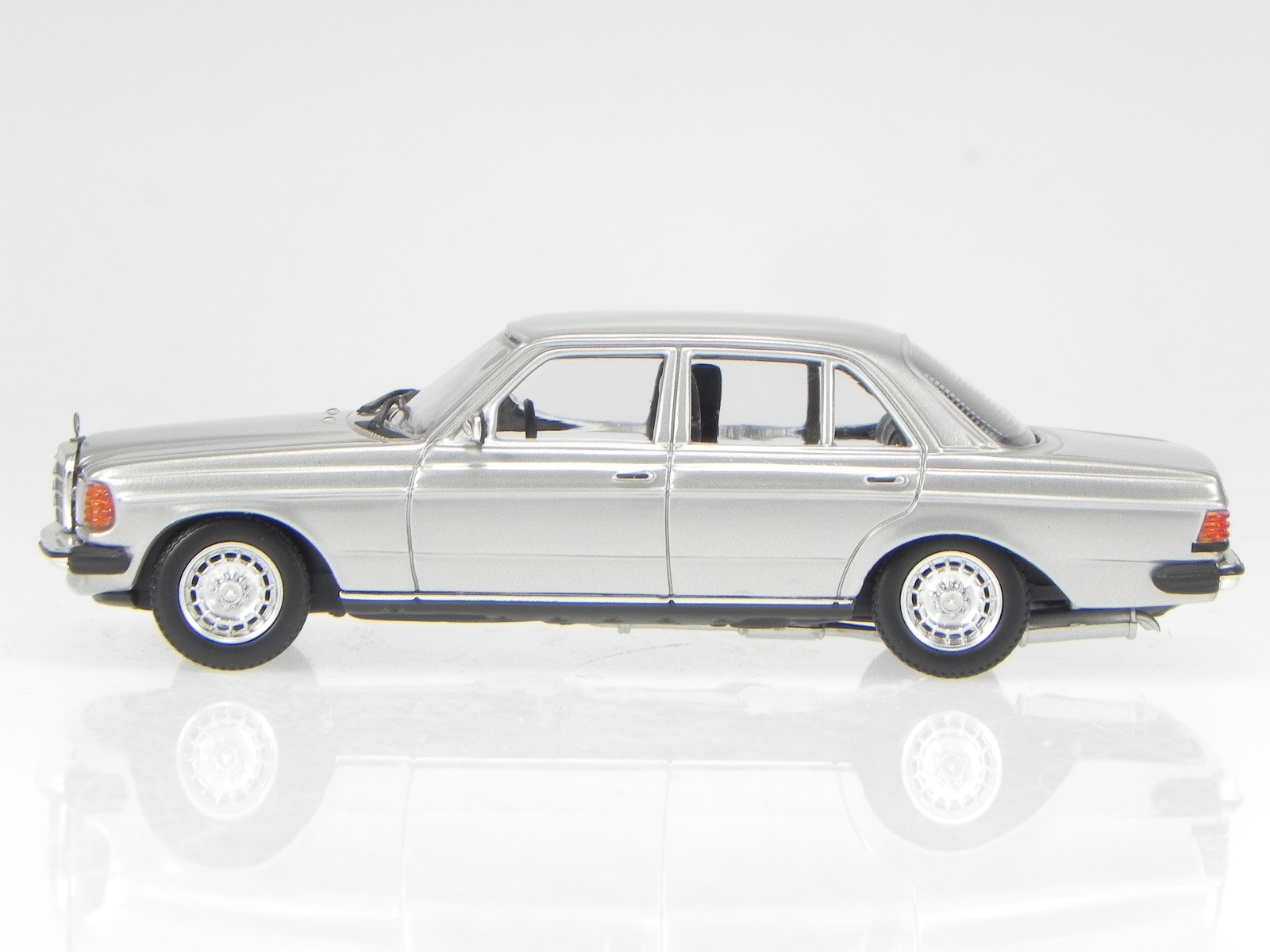 Mercedes W123 230E 1982 silver diecast modelcar 940032202 Maxichamps 1:43