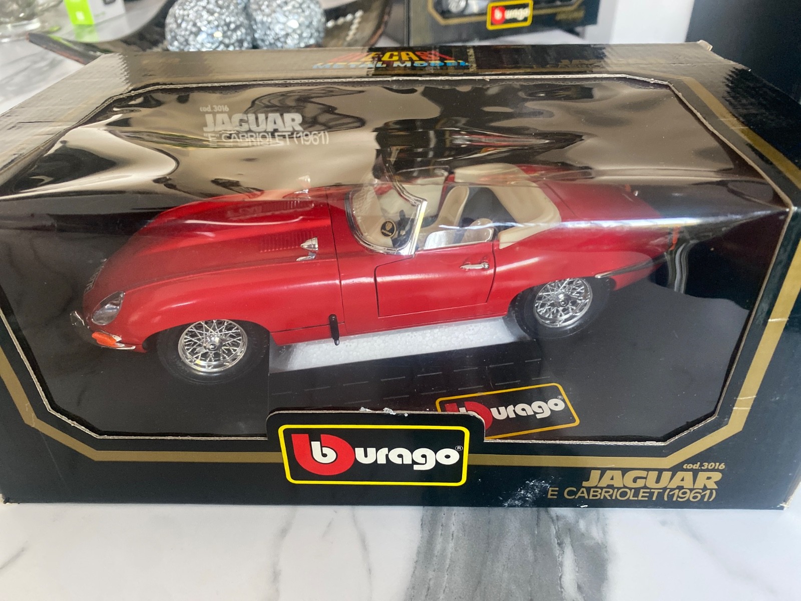 Burago (3016) Jaguar E-Type Cabriolet 1961 Red Diecast Scale Model 1/18 Scale