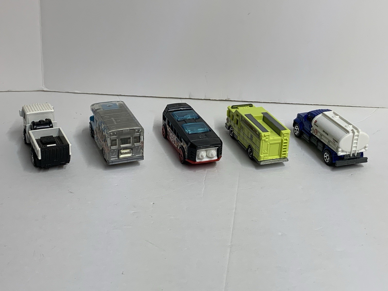 Lot Of 5 Toy Cars Die-cast And Plastic Hot wheels And Other Brands Preowned.