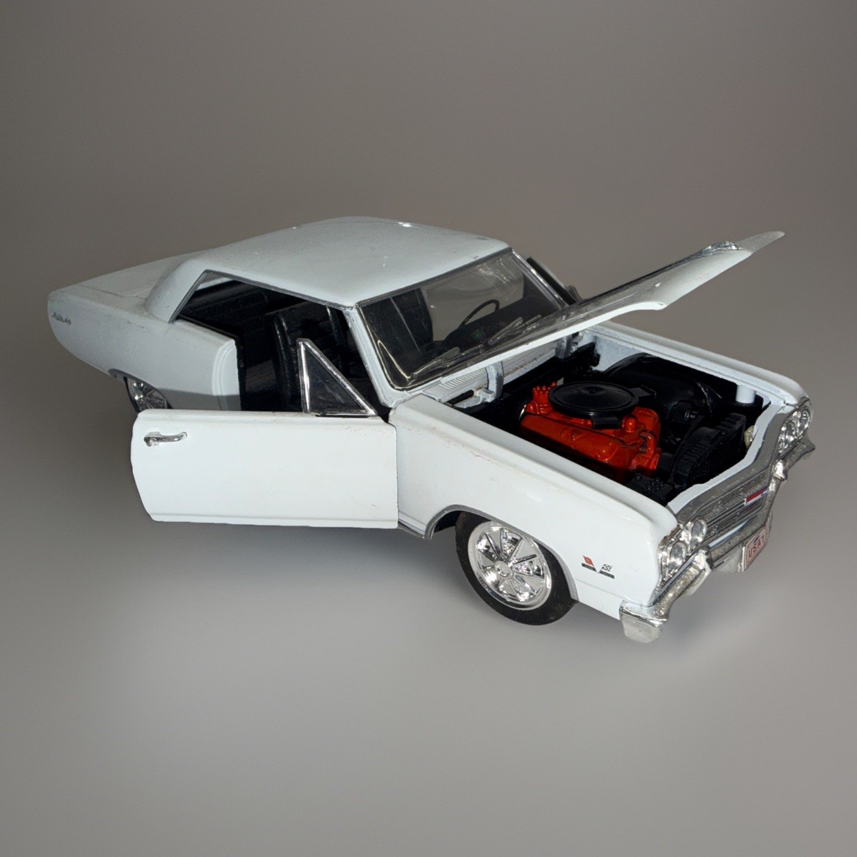 Saico White 1965 Chevy Chevell SS 396 Z-16 1:24 Scale Diecast Model – Ships Fast