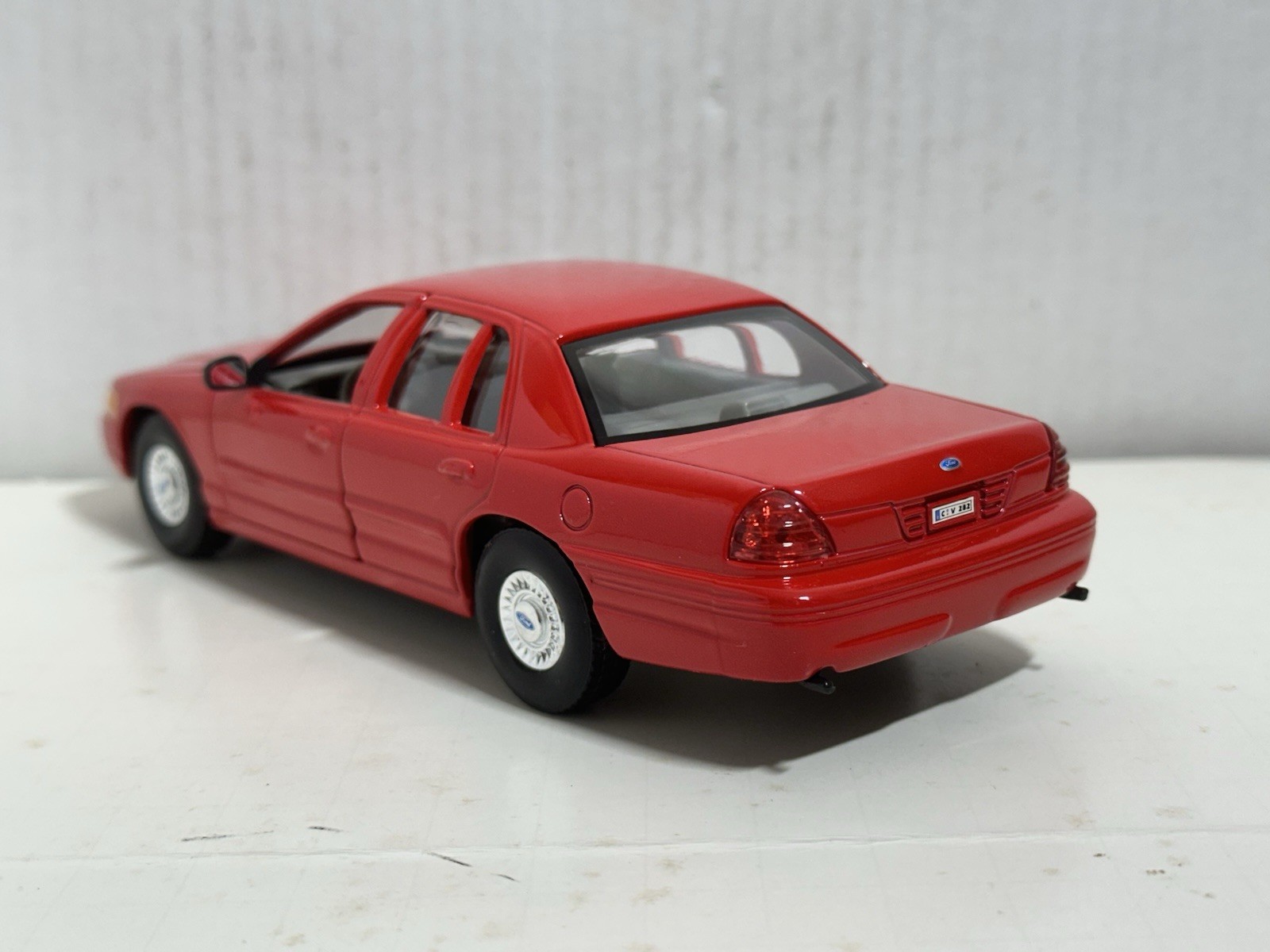WELLY 1999 FORD CROWN VICTORIA RED 1:24 DIECAST MODEL NEW NO BOX